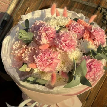 Сборный букет из хризантем и диантусов «Сладкий зефир»