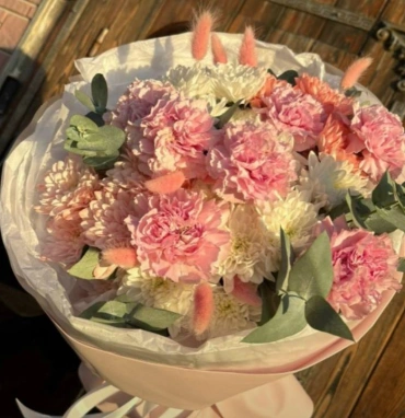 Сборный букет из хризантем и диантусов «Сладкий зефир»