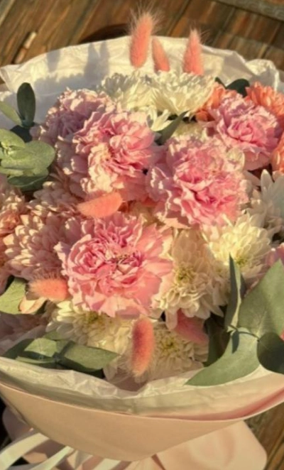 Сборный букет из хризантем и диантусов «Сладкий зефир»