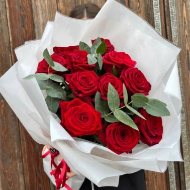 Букет 11 красных роз с эвкалиптом
