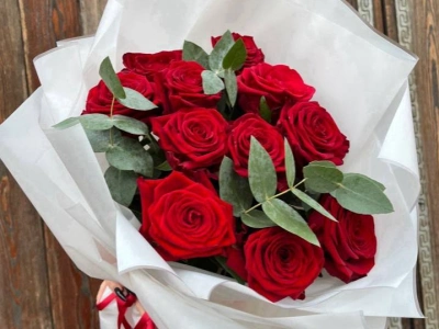 Букет 11 красных роз с эвкалиптом