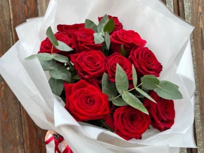 Букет 11 красных роз с эвкалиптом