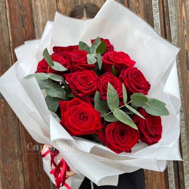 Букет 11 красных роз с эвкалиптом