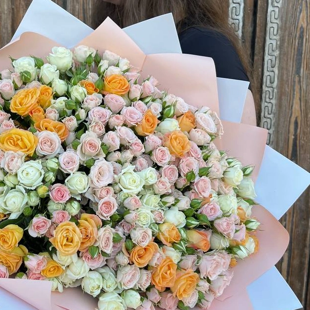 Букет 101 кустовая роза &laquo;Солнечный микс&raquo;