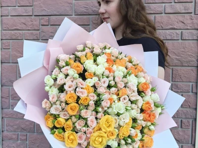 Букет 101 кустовая роза «Солнечный микс»