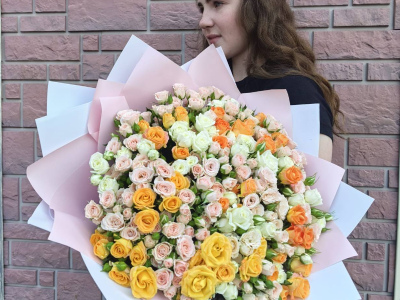 Букет 101 кустовая роза «Солнечный микс»