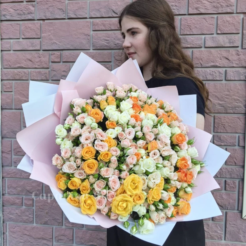 Букет 101 кустовая роза &laquo;Солнечный микс&raquo;