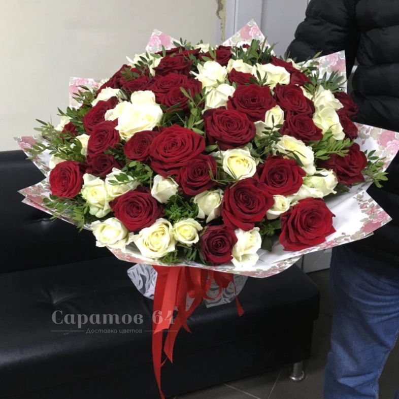 Букет из 101 розы &laquo;Красное и Белое&raquo;