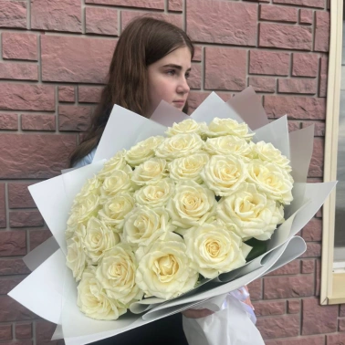 Букет из 25-ти белых роз «Роскошь чистоты»