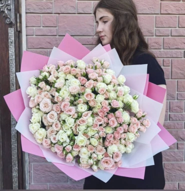 Букет из 101 кустовой розы «Нежный микс»