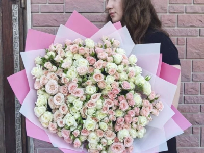 Букет из 101 кустовой розы «Нежный микс»