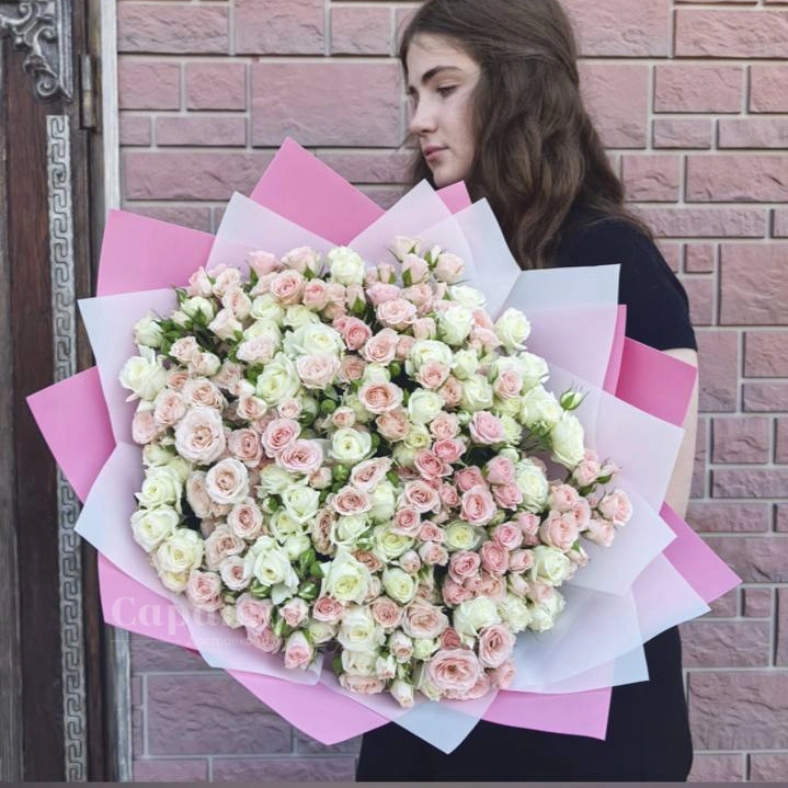 Букет из 101 кустовой розы &laquo;Нежный микс&raquo;