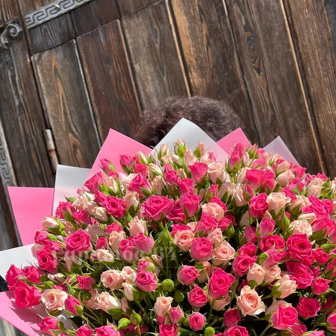 Букет 101 кустовая роза &laquo;Сочный микс&raquo;