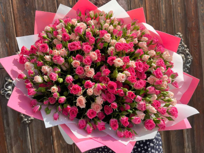 Букет 101 кустовая роза «Сочный микс»