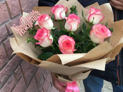 Букет 7 роз в крафте «привет»