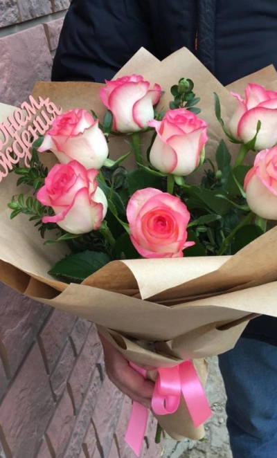 Букет 7 роз в крафте «привет»