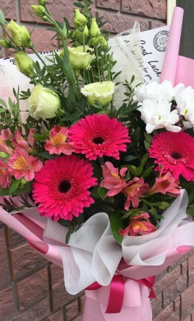 Букет с герберами «ягоды на снегу»