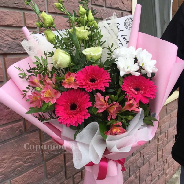 Букет с герберами &laquo;ягоды на снегу&raquo;