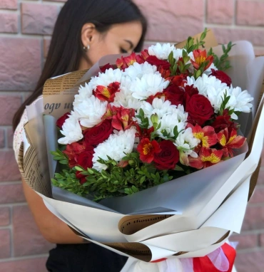 Букет с ромашковой хризантемой и розами «Яркая зима» 