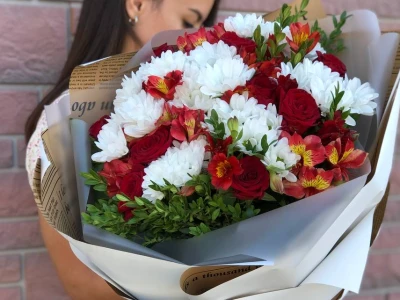 Букет с ромашковой хризантемой и розами «Яркая зима» 