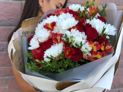 Букет с ромашковой хризантемой и розами «Яркая зима» 