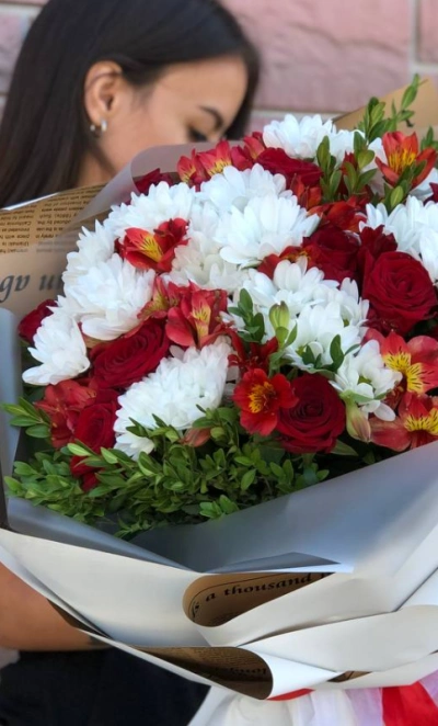 Букет с ромашковой хризантемой и розами «Яркая зима» 