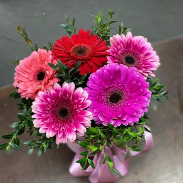 Цветочная композиция в шляпной коробке «Герберовое настроение»