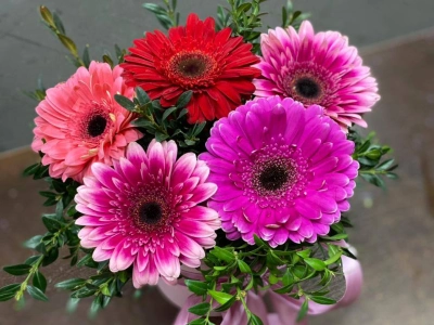 Цветочная композиция в шляпной коробке «Герберовое настроение»