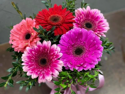 Цветочная композиция в шляпной коробке «Герберовое настроение»