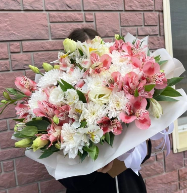 Цветочная композиция в коробке «Трапеция розово-белая»