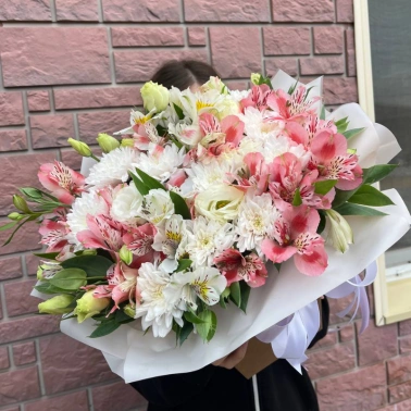 Цветочная композиция в коробке «Трапеция розово-белая»