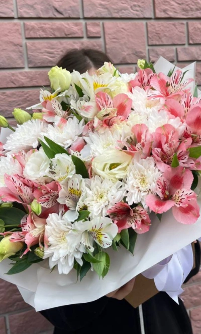 Цветочная композиция в коробке «Трапеция розово-белая»