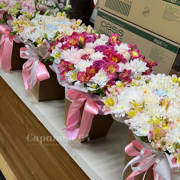 Цветочная композиция в коробке &laquo;Трапеция розово-белая&raquo;