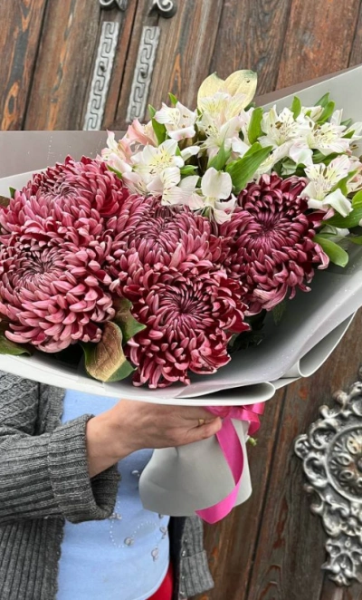 Букет с хризантами и альстромерией «Золотые бигуди»