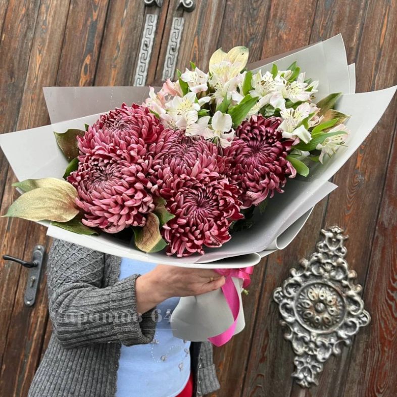 Букет с хризантами и альстромерией &laquo;Золотые бигуди&raquo;