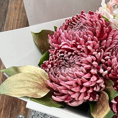 Букет с хризантами и альстромерией &laquo;Золотые бигуди&raquo;