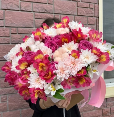 Композиция в коробке «трапеция с пионовидными розами»