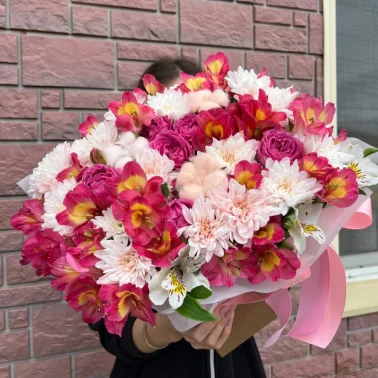 Композиция в коробке «трапеция с пионовидными розами»