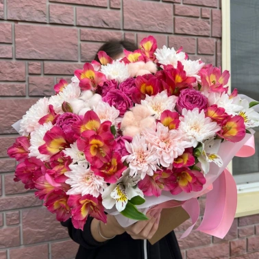 Композиция в коробке «трапеция с пионовидными розами»