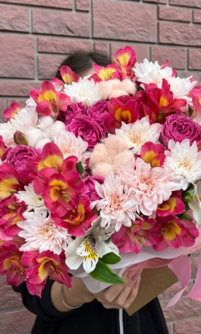 Композиция в коробке «трапеция с пионовидными розами»