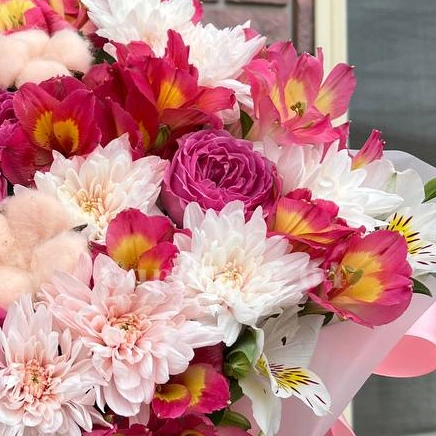 Композиция в коробке &laquo;трапеция с пионовидными розами&raquo;