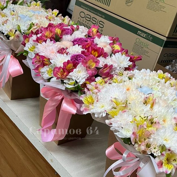 Композиция в коробке &laquo;трапеция с пионовидными розами&raquo;