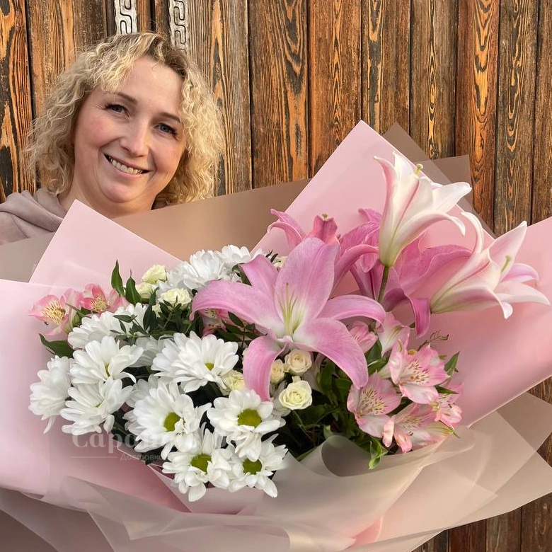 Букет с лилиями &laquo;пёрышко&raquo;