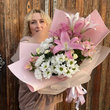 Букет с лилиями «пёрышко»