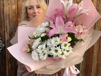 Букет с лилиями «пёрышко»