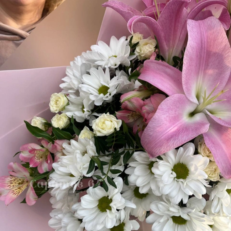 Букет с лилиями &laquo;пёрышко&raquo;