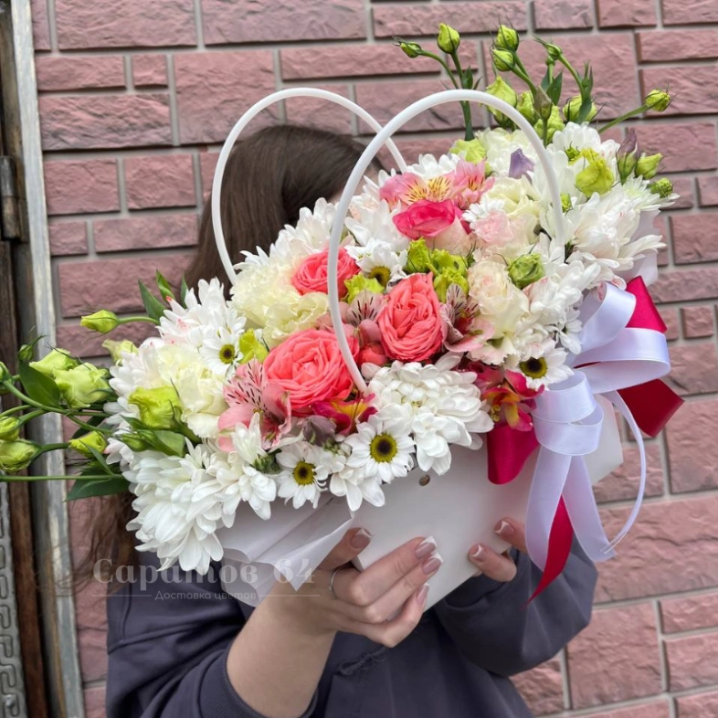 Цветочная композиция в сумочке &laquo;розовые розы&raquo;