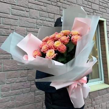 Букет из 15-ти роз «Персиковый рассвет»