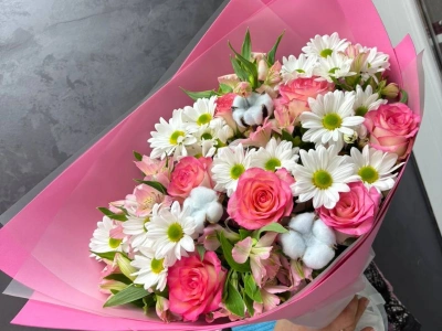 Букет с альстромериями и розами «ароматы лета»