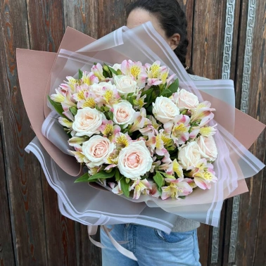 Букет с розами и альстромериями «Весенний вальс»